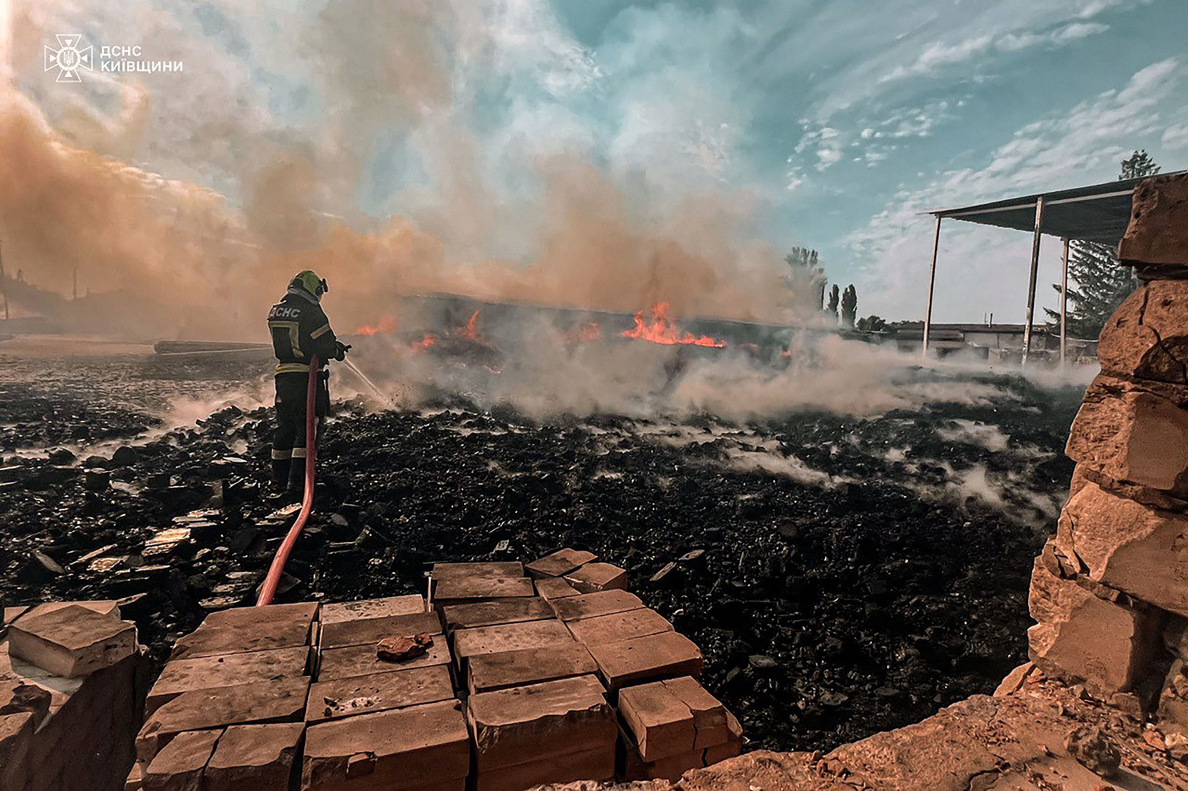 Un bombero extinguiendo un incendio tras un ataque ruso en la región de Kiev el 9 de julio del 2025, durante la invasión rusa de Ucrania. (Foto: Handout / Servicio Estatal de Emergencias de Ucrania / AFP).