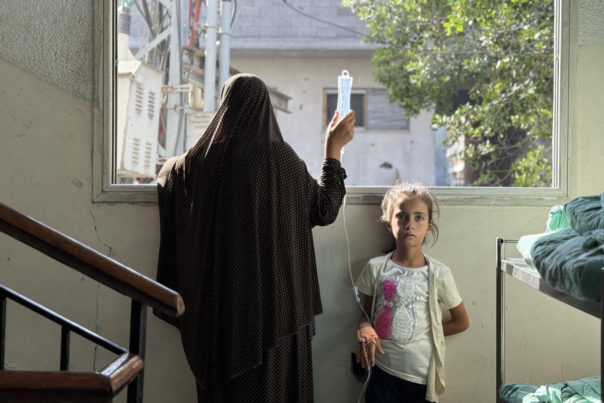 Este hospital de Gaza es el único centro pediátrico que trata la desnutrición en el norte de la Franja, donde la hambruna se cobra cada día más vidas, la mayoría de niños. EFE/Ahmad Awad