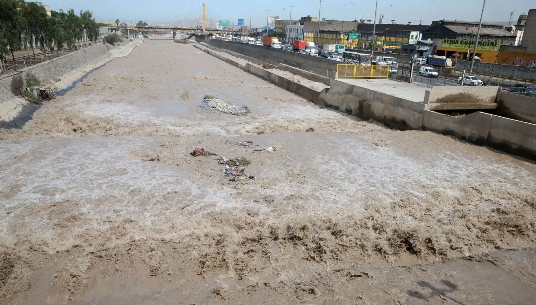 Con distritos como Lurigancho‑Chosica, Chaclacayo y Ate en riesgo por desbordes y huaicos, esta guía te muestra paso a paso cómo revisar el caudal del río Rímac en las páginas oficiales (Foto: Vidal Tarqui / Andina)