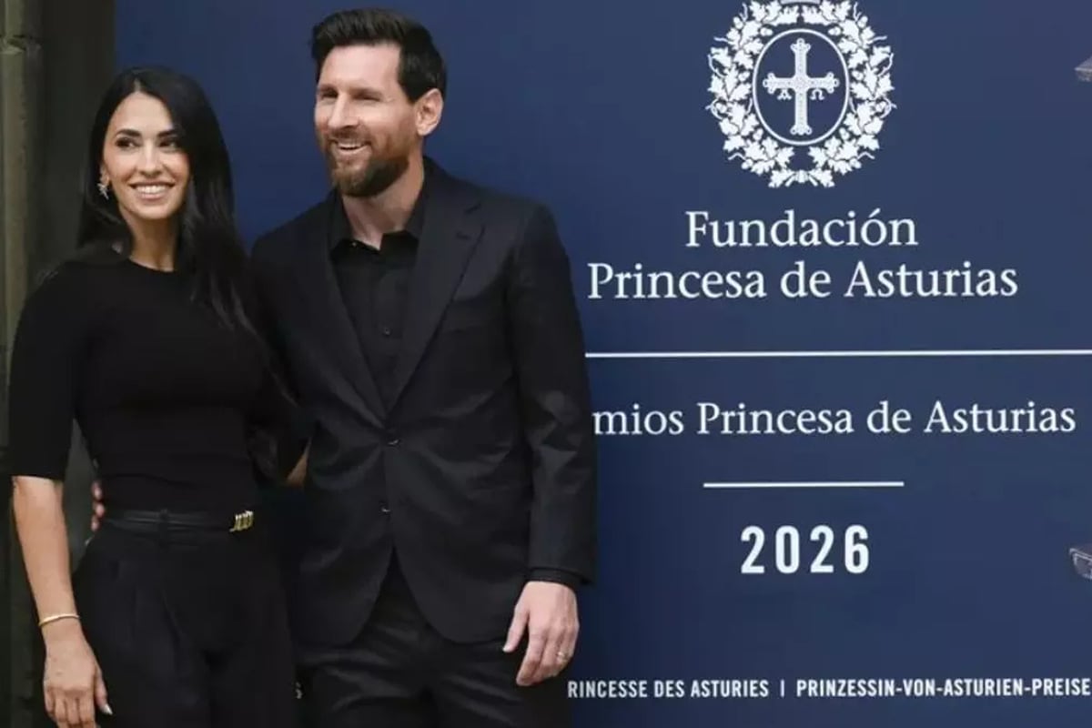 OVIEDO, 22/10/2026.- El delantero argentino Leo Messi, galardonado con el Princesa de los Deportes, es recibido este jueves en hotel de La Reconquista de Oviedo. Junto a él, su esposa, Antonella Roccuzzo. EFE/ Eloy Alonso
