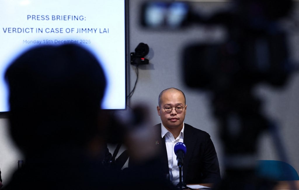 Sébastien Lai Sung-yan, hijo del encarcelado magnate de los medios de comunicación de Hong Kong, Jimmy Lai, asiste a una conferencia de prensa en Londres el 15 de diciembre de 2025, después de que su padre fuera declarado culpable de tres cargos en su juicio por delitos de seguridad nacional. (Foto de HENRY NICHOLLS / AFP)