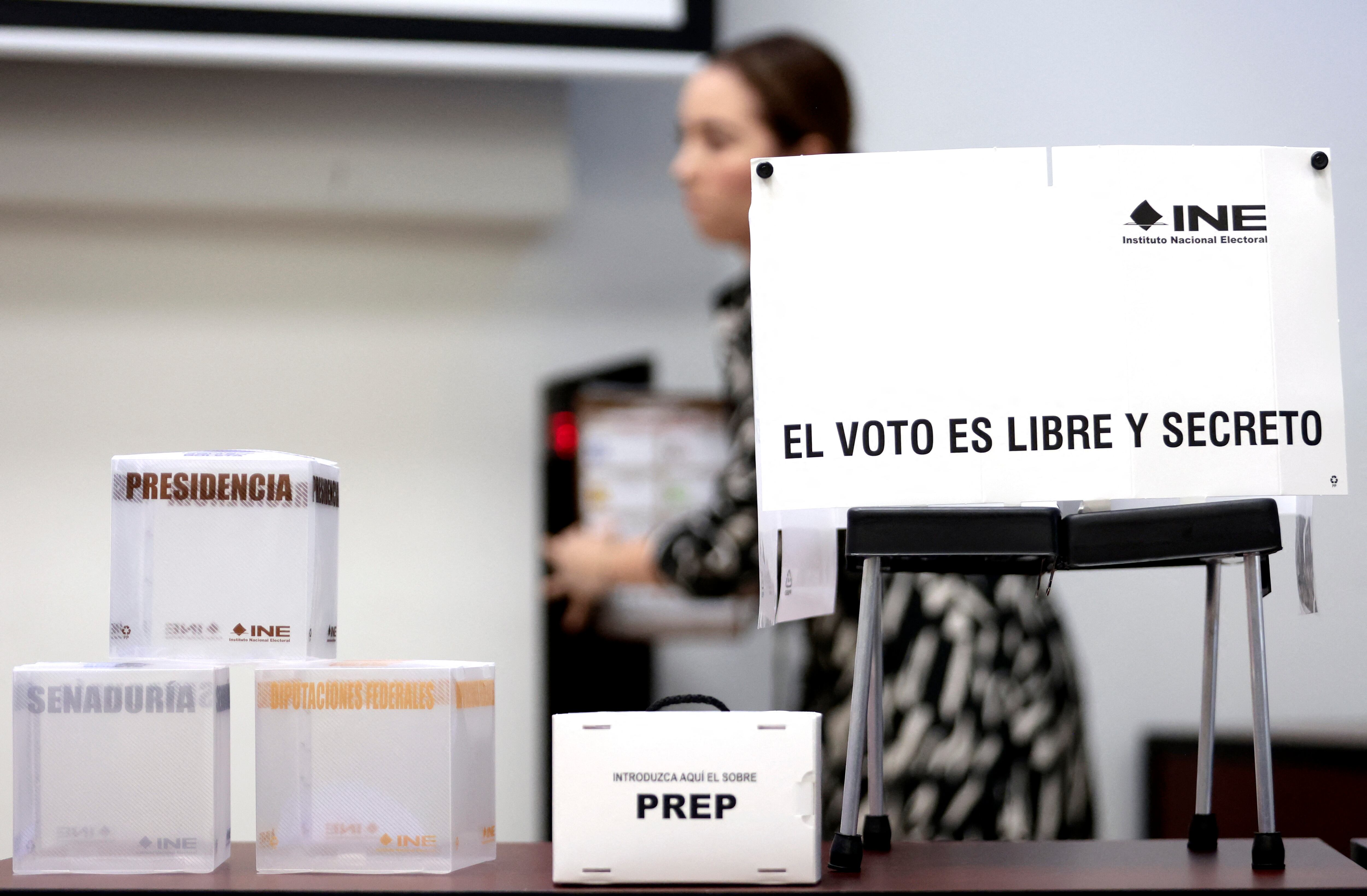 Las urnas para presidente, senadores y diputados que se utilizarán en las próximas elecciones del 2 de junio se muestran en Guadalajara, estado de Jalisco, México, el 24 de mayo de 2024. (Foto de ULISES RUIZ / AE / AFP)