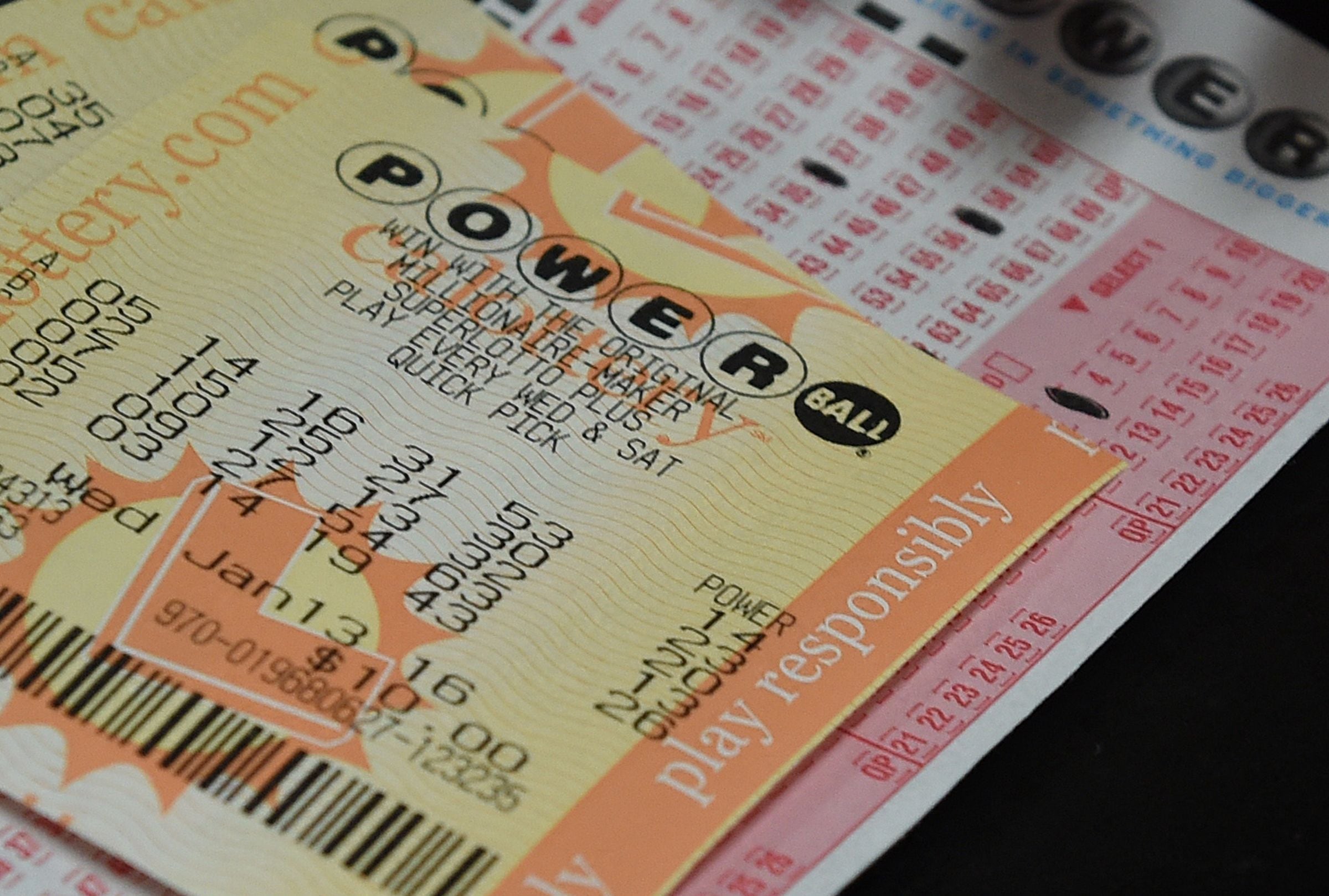 En esta nota conocerás los resultados del sorteo del Powerball del miércoles 25 de marzo y descubrir si alguien se quedó con el premio mayor. (Foto: MARK RALSTON / AFP)