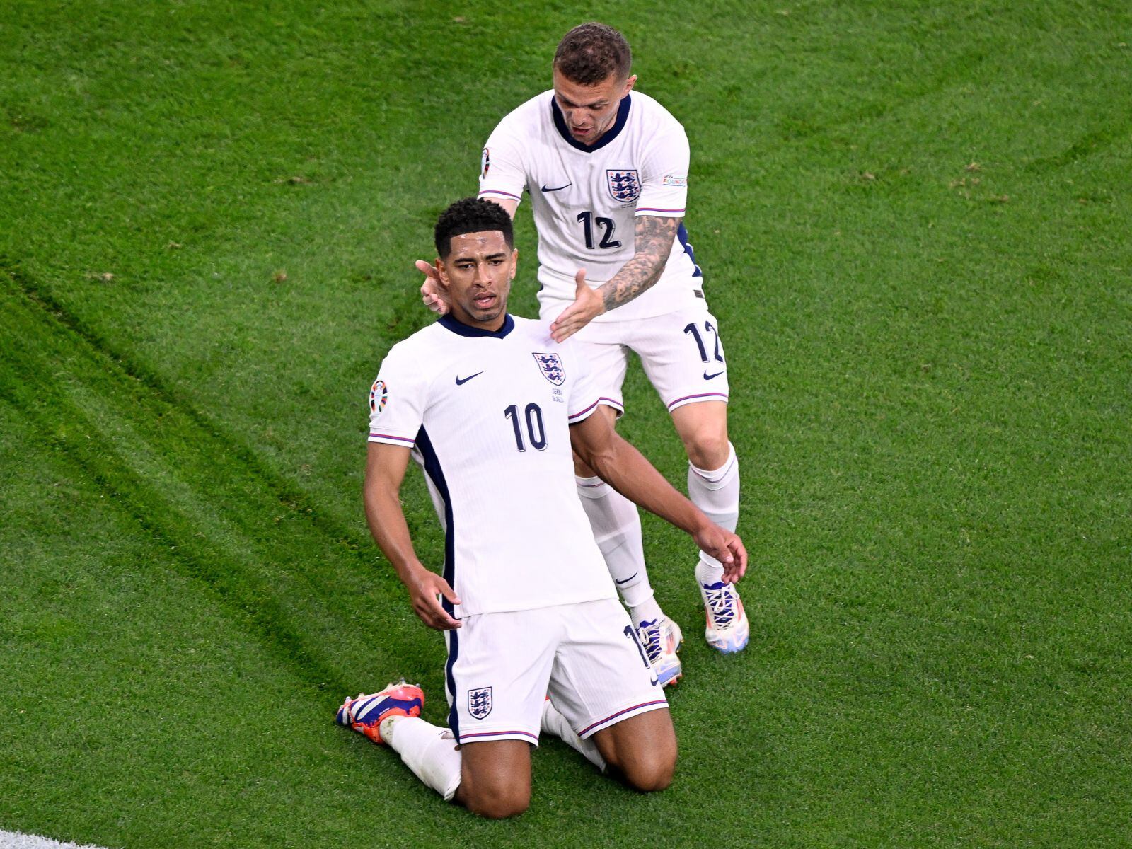 El inglés Jude Bellingham festeja con uno de sus compañeros el tanto que le dio el triunfo a su equipo durante el partido del Grupo C de la UEFA Euro 2024 entre las selecciones de Serbia e Inglaterra en el Arena AufSchalke en Gelsenkirchen jugado el 16 de junio de 2024. | Crédito: Ozan Kose / AFP