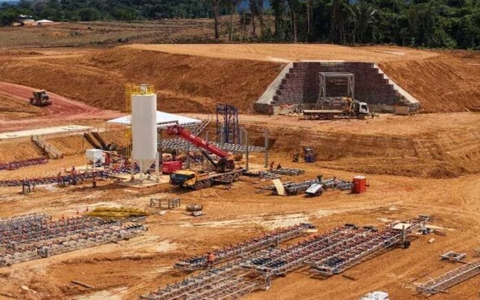 Cabral construye una operación de lixiviación en pilas sobre los óxidos —la Fase 1— y proyecta producción comercial para el cuarto trimestre de 2026.