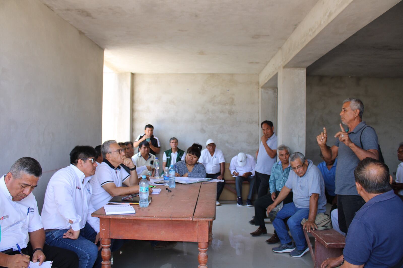 La reunión entre el jefe de la ANA, Ing. Genaro Musayón Ayala, en el mismo local de la Junta de Usuarios de Íllimo, fue coordinada por el despacho del congresista Alejandro Aguinaga, en el marco de la semana de representación. (Foto: Congreso)