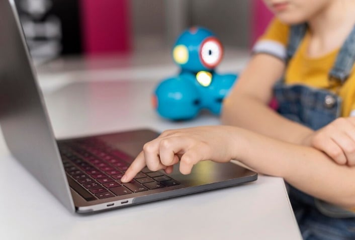 Quienes utilizaron IA para sus tareas mejoraron sus calificaciones en 18% y redujeron el tiempo de trabajo de 64 a 45 minutos. (Foto referencial: Magnific)