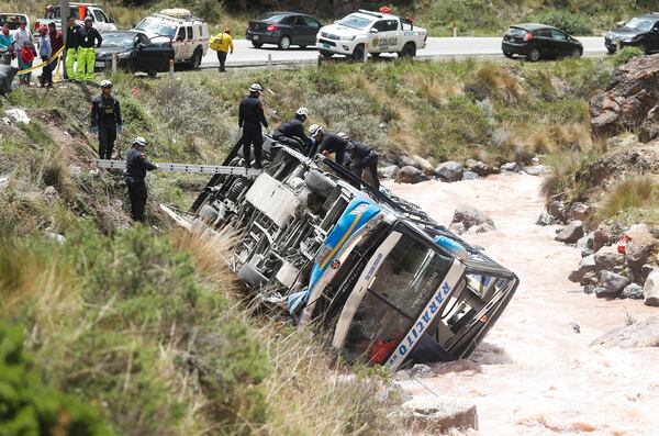 ACCIDENTE DE TRANSITO EN LA CARRETERA CENTRAL KM109 BUS CAE A RIO CHOFER SE QUEDA DORMIDO FOTOS DE NOVIO EN PIJAMA COPILOTO Y PASAJEROS DEL BUS POLICIA SACA MALETINES DE LOS PASAJEROS