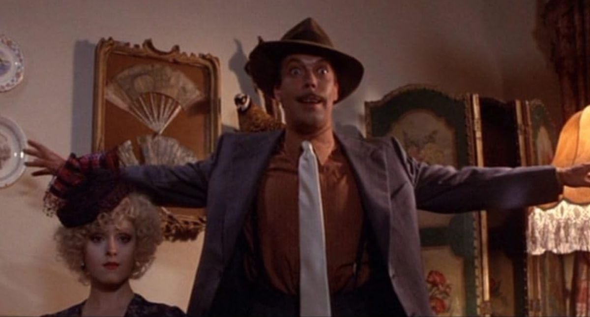 Tim Curry interpretando a Daniel Francis “Rooster” Hannigan en “Annie” (Foto: Columbia Pictures / Rastar)