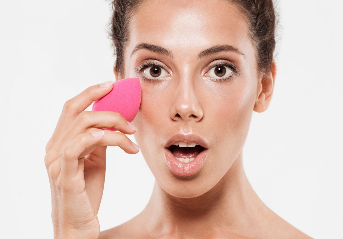 Para evitar problemas cutáneos hay que mantener una rutina de limpieza frecuente con tus brochas y esponjas de maquillaje. (Foto: Freepik)