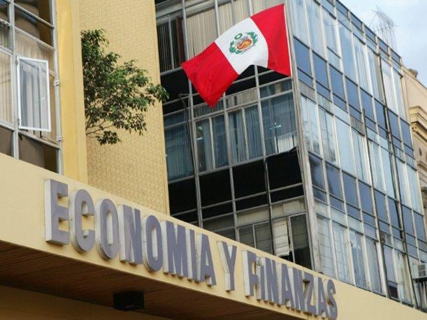 "Ante un margen de maniobra tan estrecho, la estrategia más sensata es eliminar la regulación excesiva y acelerar las inversiones del sector privado. "(Fuente: Andina)