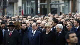 Miles de personas marchan en París para protestar contra atentado a Charlie Hebdo