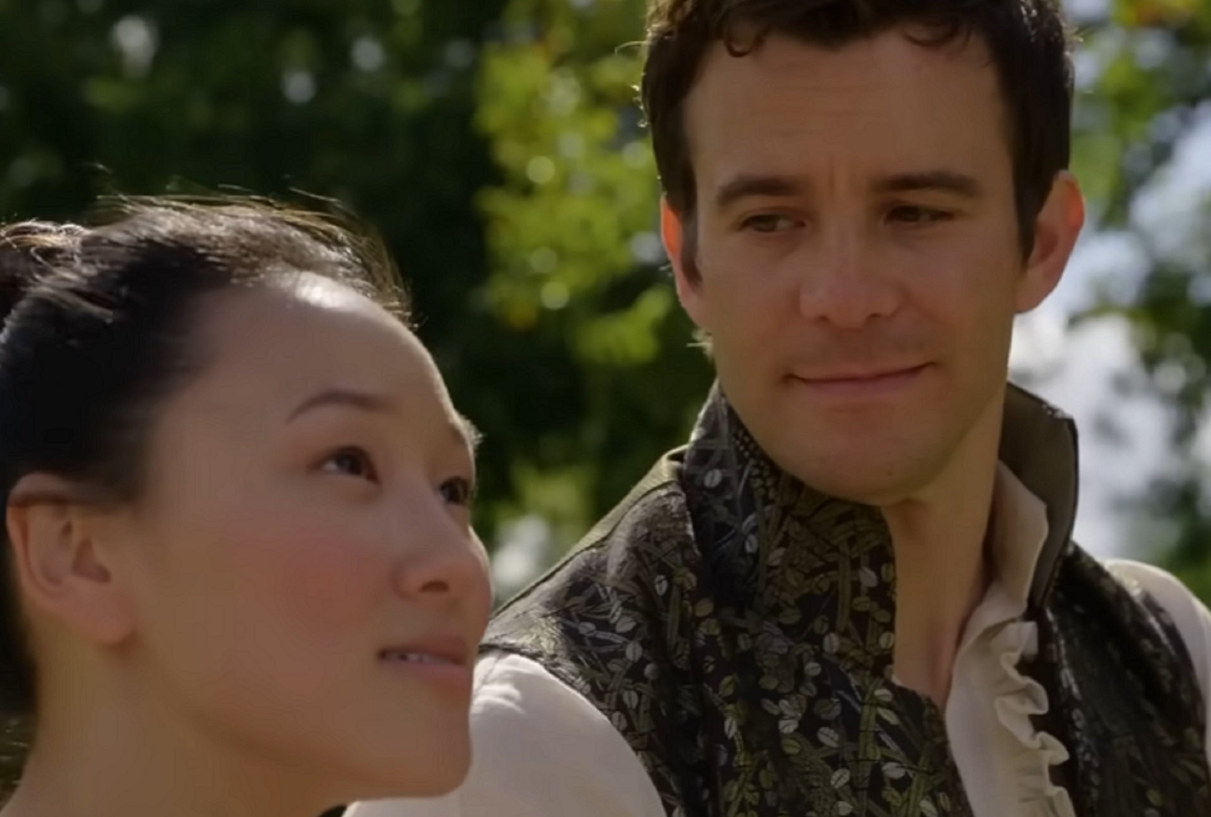 Sophie Baek (Yerin Ha) y Benedict (Luke Thompson) en una escena romántica de la primera parte de la cuarta temporada de "Bridgerton" (Foto: Netflix)