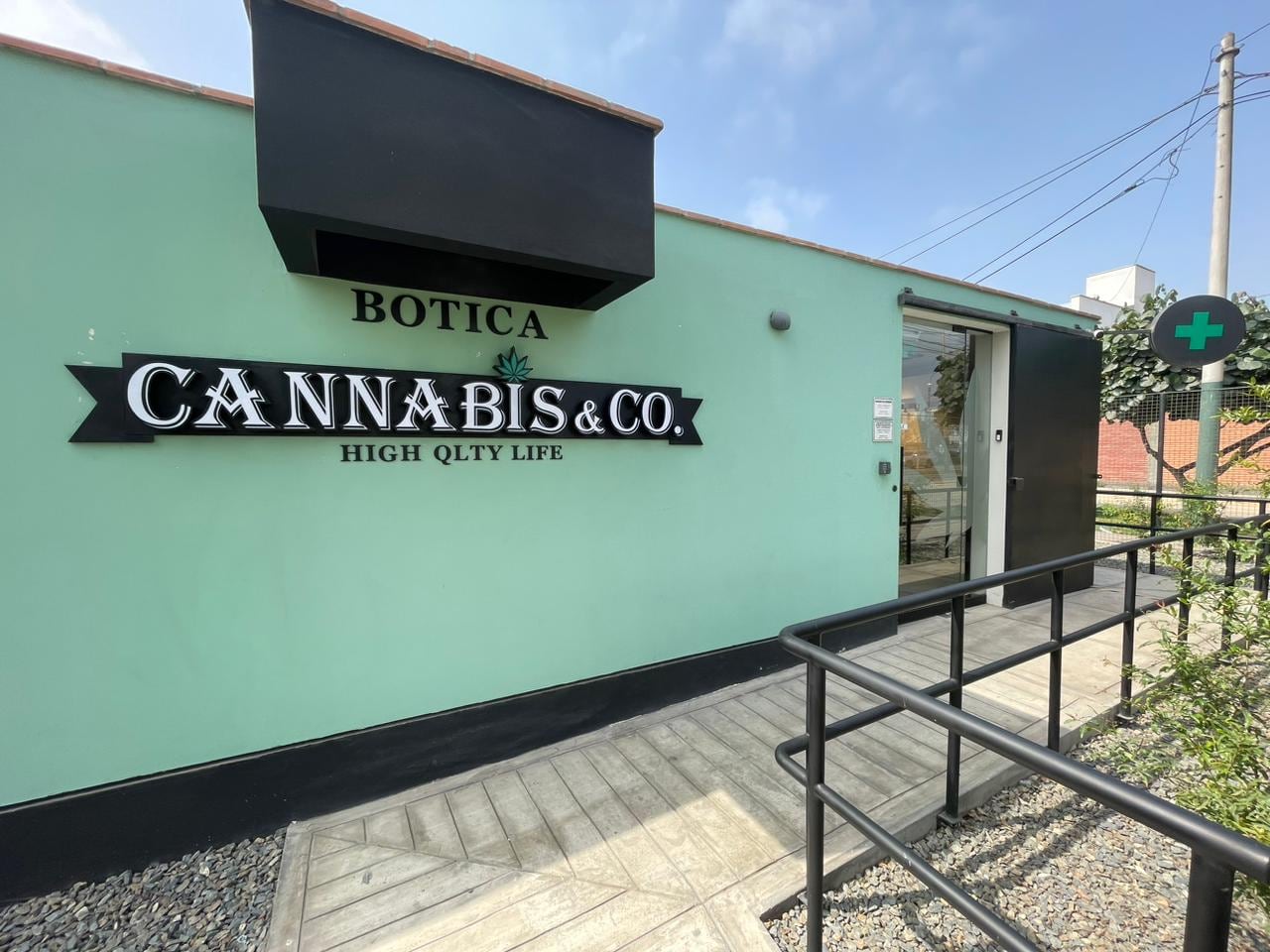 El mercado formal de cannabis medicinal cuenta con alrededor de 70 tiendas en Perú. (Foto: Cannabis & Co)
