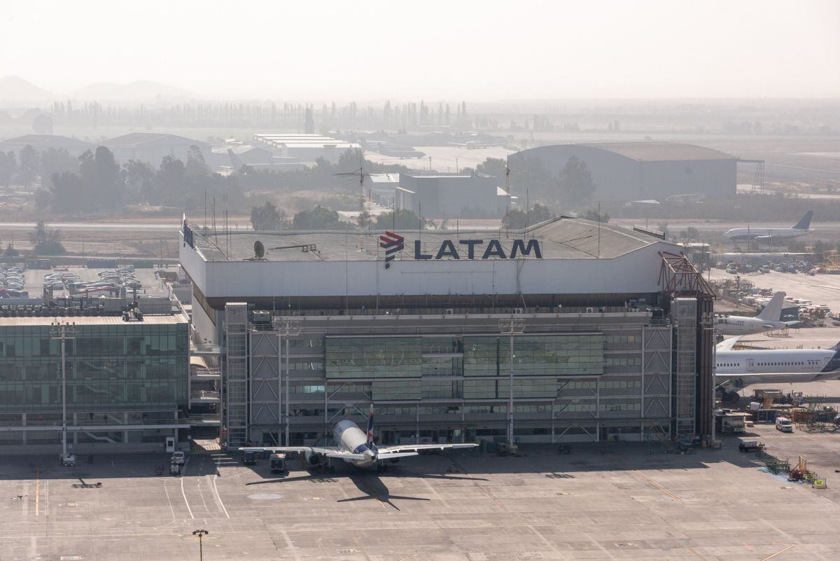 Un edificio de Latam Airlines en el aeropuerto Arturo Merino Benítez, en Santiago, Chile.
