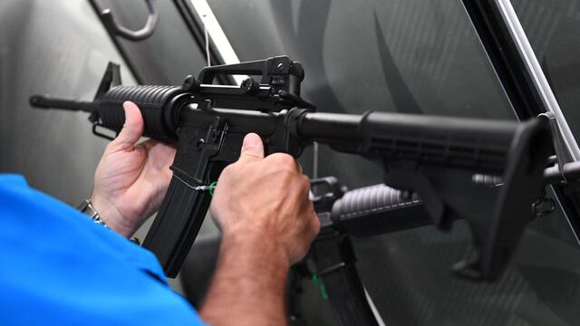 Senadores de EE.UU. anuncian acuerdo para limitar la violencia con armas de fuego