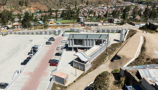 Además, más de 3,000 m2 de área para estacionamiento, con capacidad para 250 unidades vehiculares, entre menores, mayores y motos.