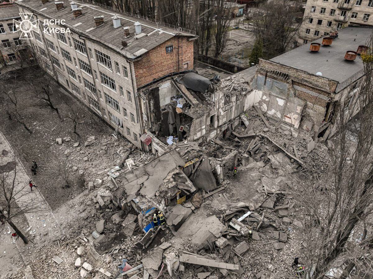 Un edificio no residencial dañado en un nuevo ataque ruso con dos misiles contra Kiev el 25 de marzo de 2024. (Foto: Servicio Estatal de Emergencia de Ucrania / EFE)