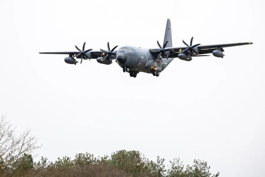 Fotografía de archivo de un avión de transporte militar C-130. EFE/ Christophe Petit Tesson