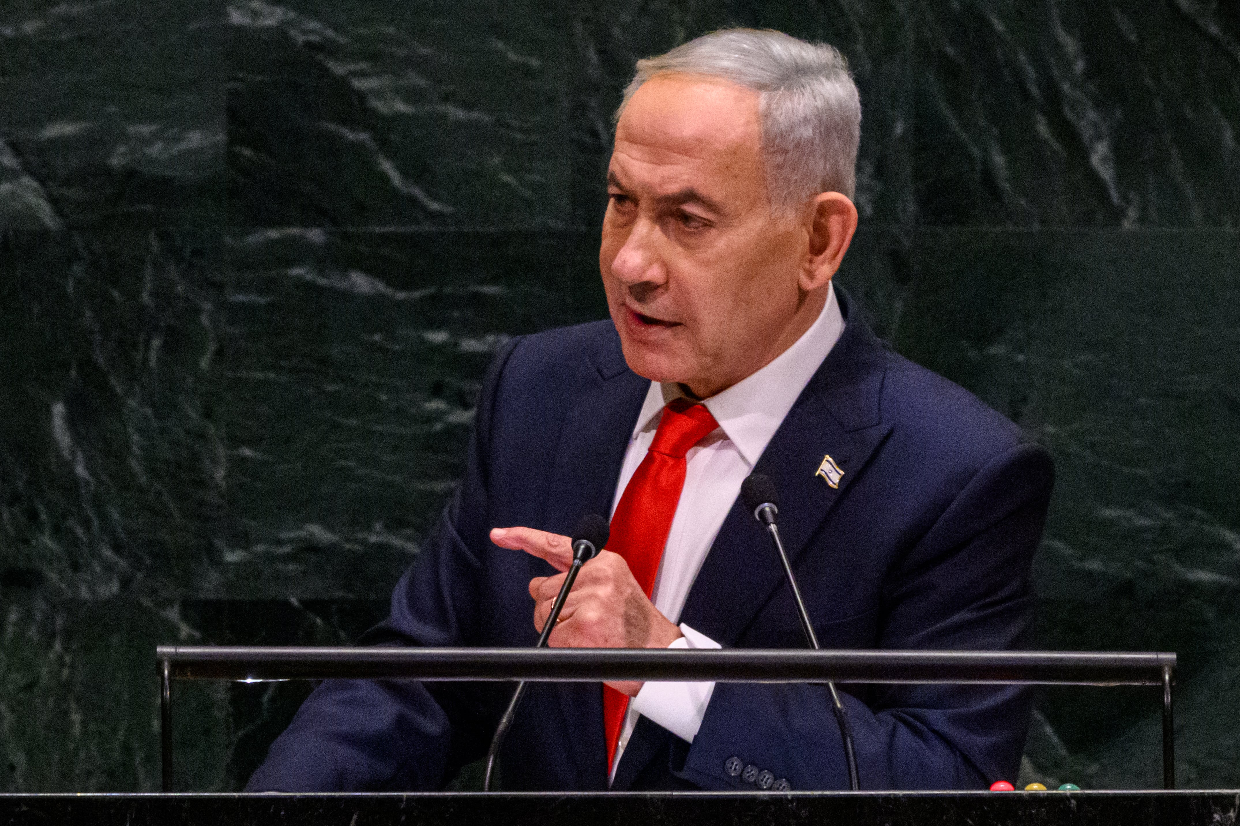 El primer ministro israelí, Benjamin Netanyahu, solicitó este domingo una investigación contra los miembros de las fuerzas de seguridad que participaron de forma anónima en el documental “NAZA” y que acusaron al ejército de matar a numerosos civiles en Gaza. (Foto de Alexi J. Rosenfeld / GETTY IMAGES NORTH AMERICA / vía AFP).