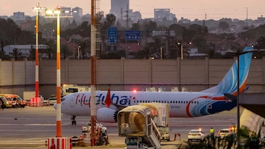 Se muestra un avión Boeing 737 MAX 8 de flydubai en la plataforma tras aterrizar en el aeropuerto Ben Gurión de Israel, en Lod, el 30 de septiembre de 2026. (Jack GUEZ / AFP)