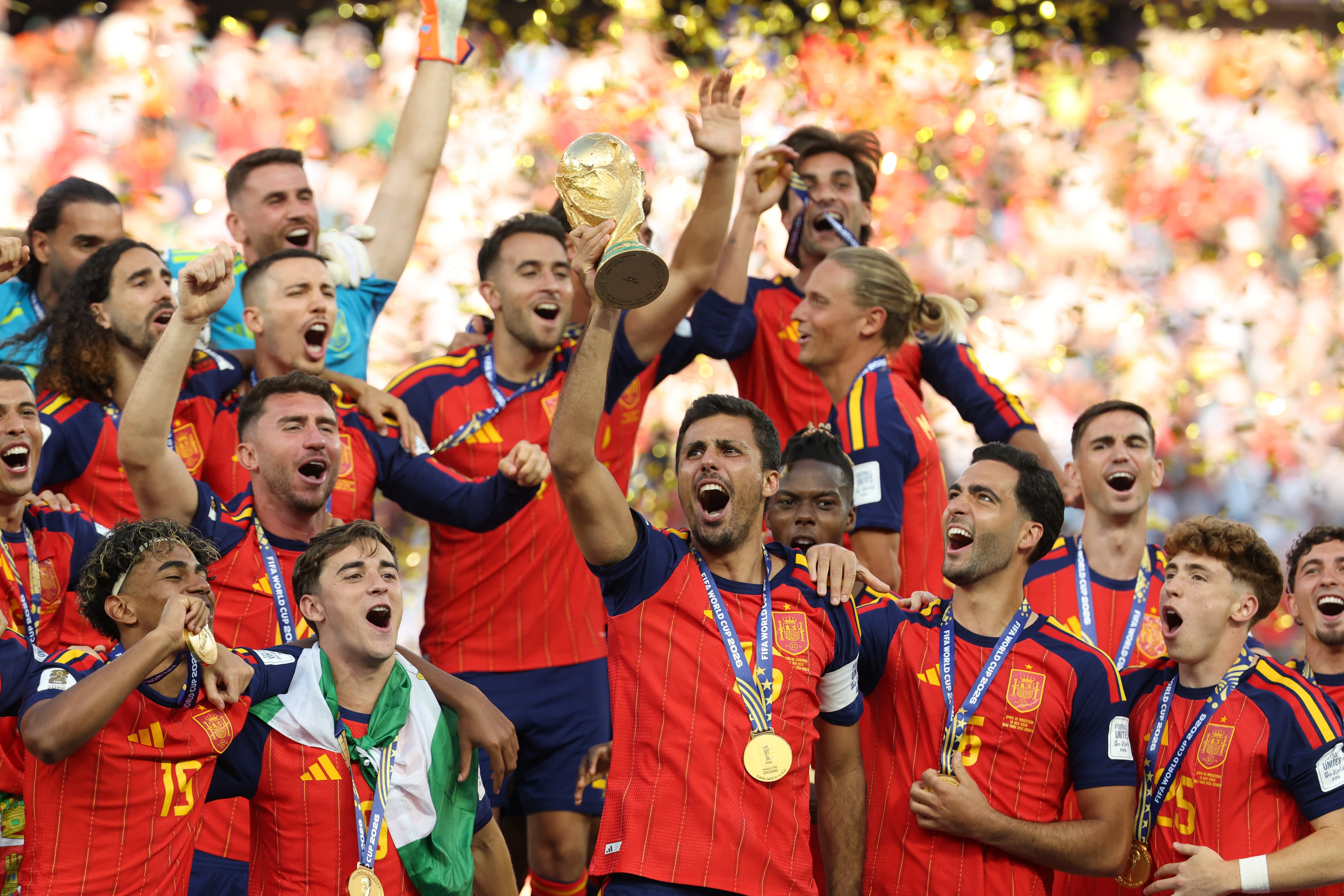 El centrocampista español Rodri, número 16, levanta el trofeo junto a sus compañeros tras ganar la final del Mundial de Fútbol de 2026 entre España y Argentina en el estadio New York/New Jersey de East Rutherford el 19 de julio de 2026. (Foto de Odd ANDERSEN / AFP)