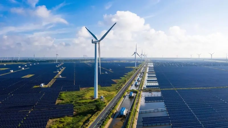 Centrales solares y turbinas eólicas en Yancheng, provincia de Jiangsu, China.