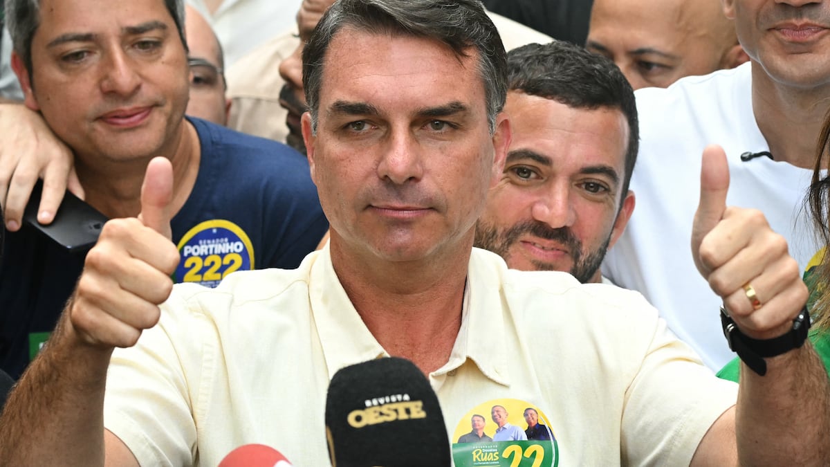 Flávio Bolsonaro arranca por delante de Lula con los primeros datos del escrutinio