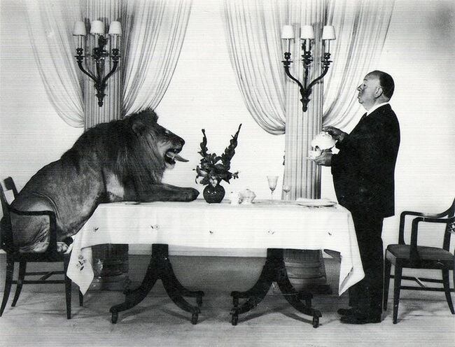 19. Alfred Hitchcock tomando el té con el león de MGM. (Foto: Medios)