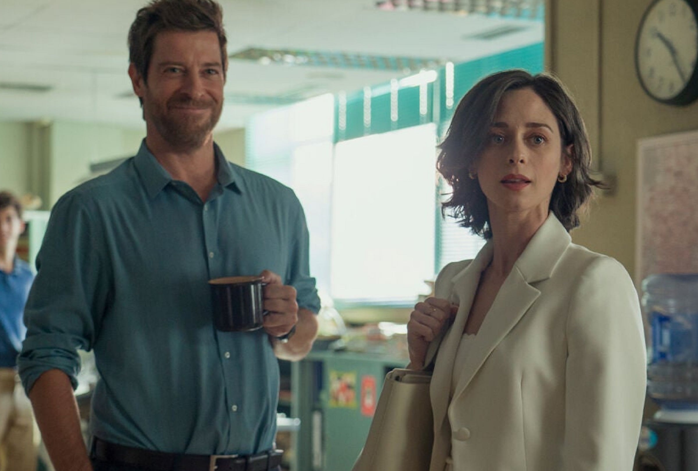 Gabriel Ochoa (Manu Baqueiro) es el único que acepta contratar a Amanda Torres Holgado (Elena Rivera) en el drama legal español "Perdiendo el juicio" (Foto: Atresmedia Televisión)