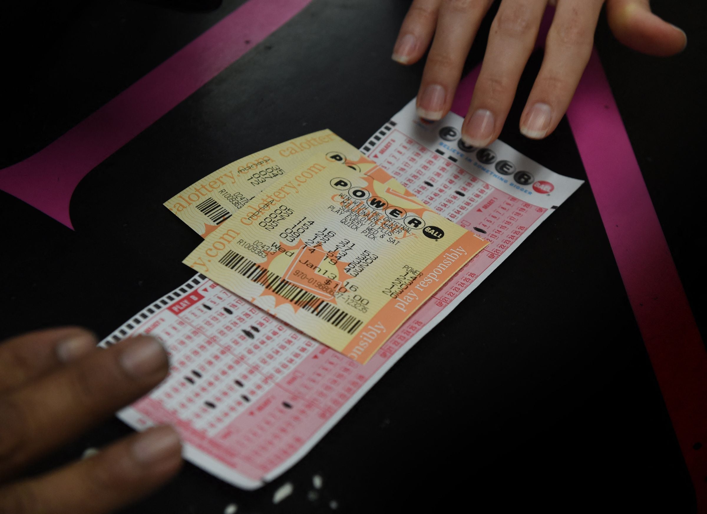 Las fechas de caducidad de los boletos del Powerball suelen variar entre 90 días y un año, dependiendo de la jurisdicción de venta. (Foto: Mark Ralston / AFP)