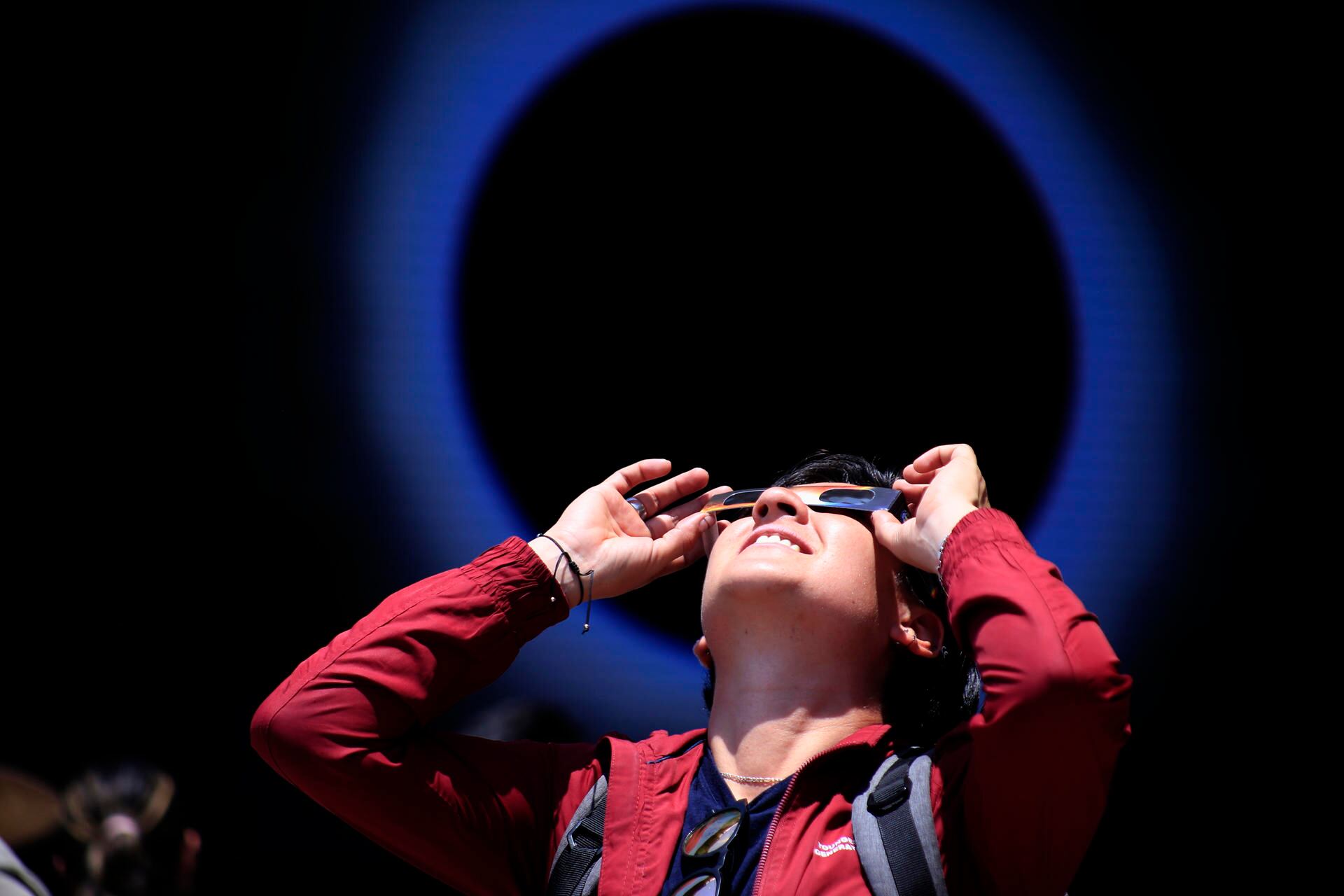 Personas observan el eclipse solar en la ciudad de Pachuca, México.(EFE/David Martínez Pelcastre).