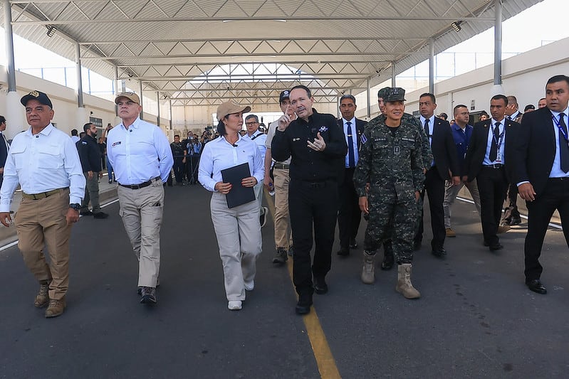 Keiko Fujimori se encuentra visitando el Centro de Confinamiento del Terrorismo (CECOT) Foto: Presidencia
