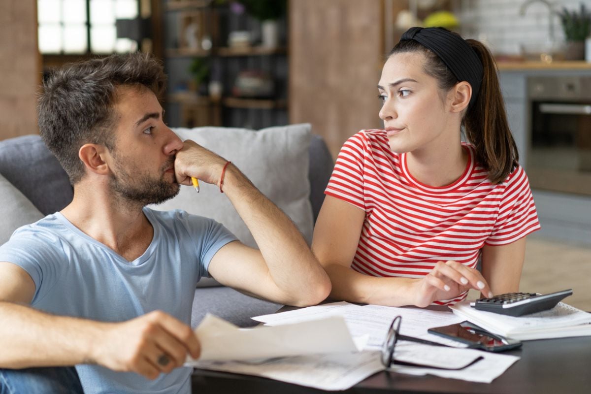 Ahorrar e invertir de forma disciplinada desde el nacimiento puede cambiar completamente el futuro financiero de una familia. (Foto: iStock)