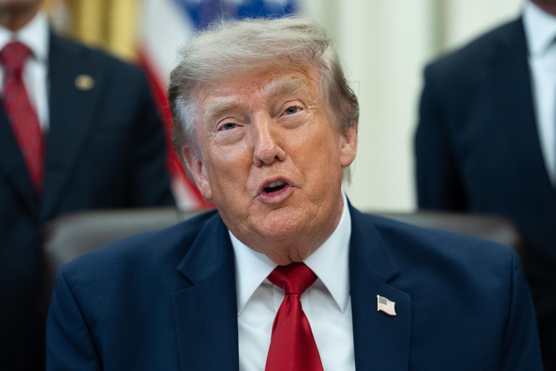 Presidente Donald Trump pone en duda la integridad del sistema electoral estadounidense y acusa a China de interferencias. (EFE/EPA/AARON SCHWARTZ).