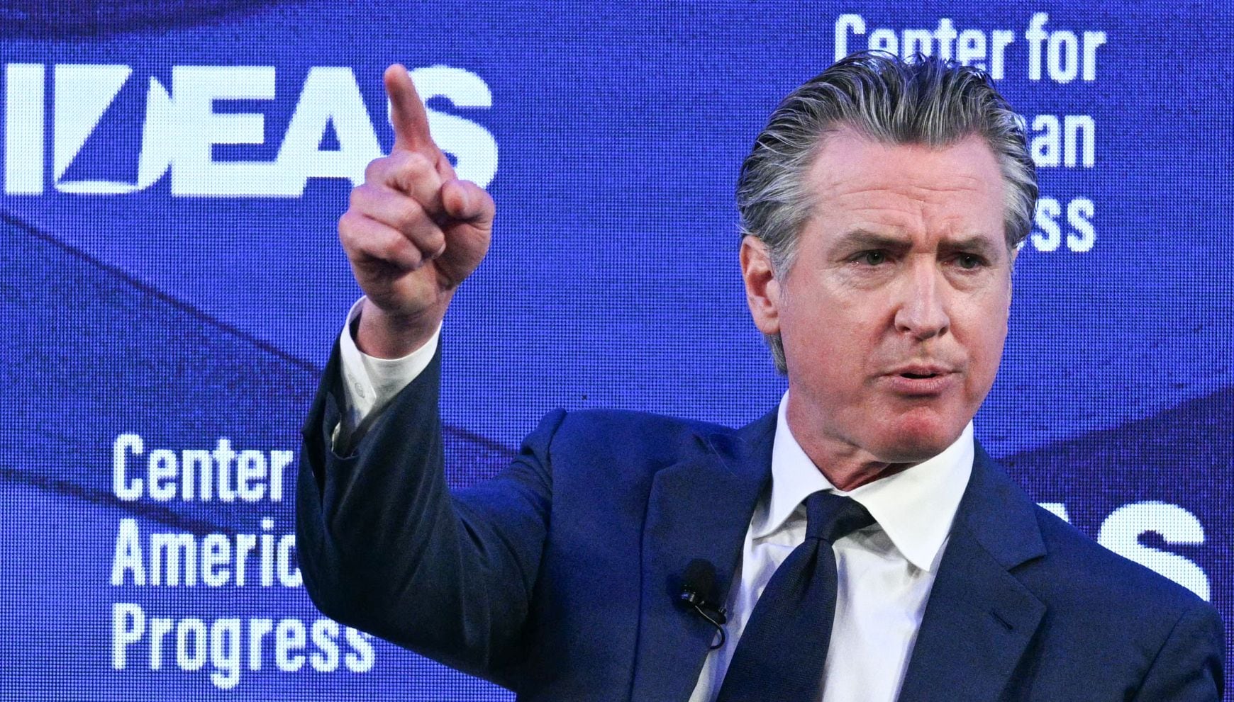 Mientras tramita pedidos de acceso a registros públicos para saber hasta dónde llega la investigación, el gobernador sostiene que el objetivo real no es su situación fiscal, sino castigar a un crítico incómodo de Trump y enviar un mensaje a cualquiera que se atreva a desafiarlo políticamente (Foto: Jim Watson / AFP)