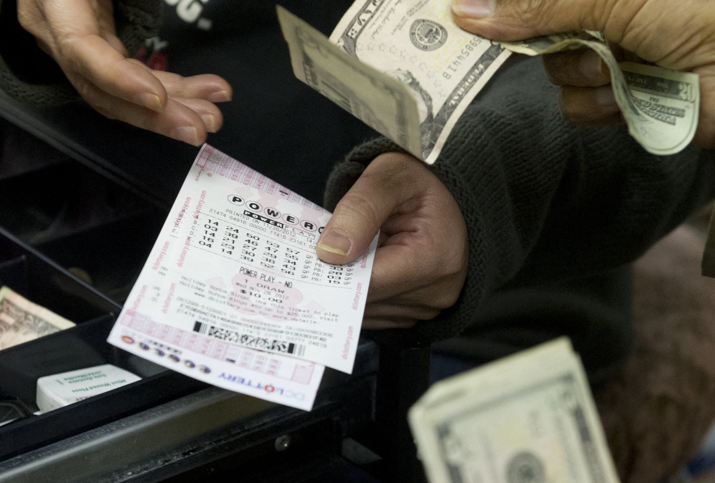 Revisa esta nota para que descubras quién ganó el Powerball hoy, sábado 14 de marzo, en EE.UU. (Foto: SAUL LOEB / AFP)