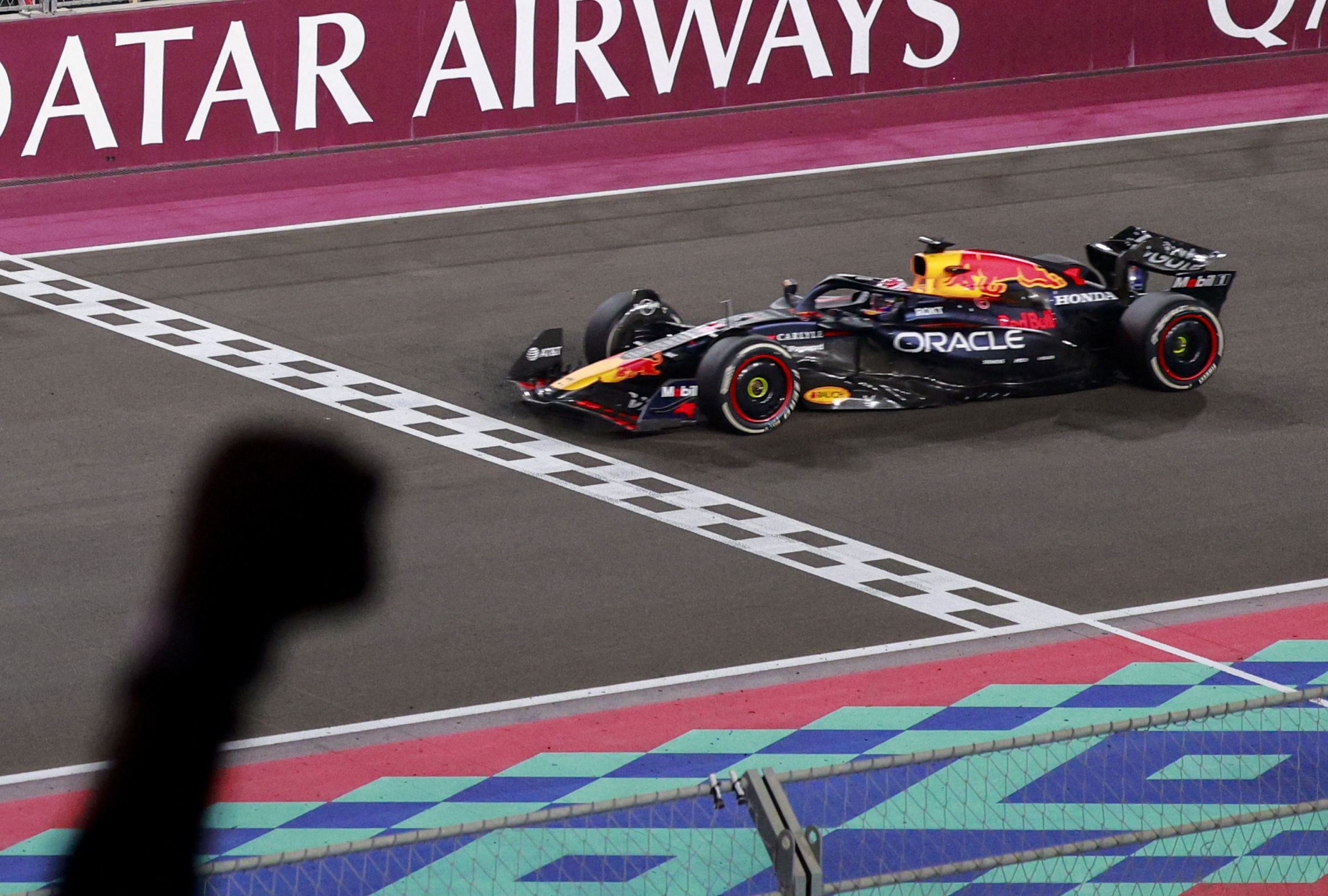 Revisa esta nota para que sepas cómo ver EN VIVO la carrera del GP de Abu Dabi 2025 por SKY Sports, SKY Plus y F1 TV. (Foto: Karim JAAFAR / AFP)