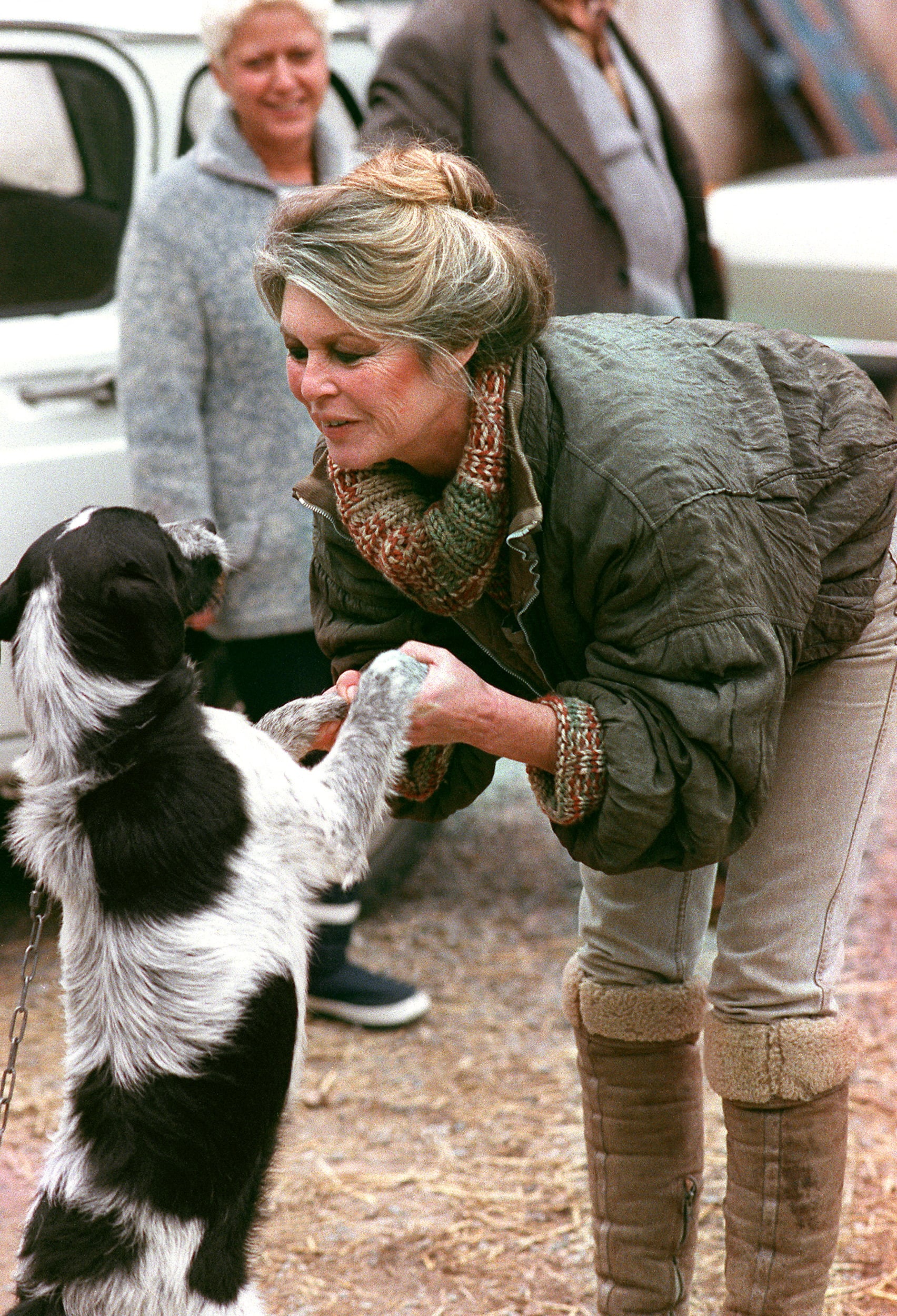 La actriz francesa y activista por los derechos de los animales, Brigitte Bardot, juega con un perro al llegar a la perrera de Cabries (sur de Francia) el 17 de enero de 1989 para promover la adopción de mascotas abandonadas. La actriz francesa Brigitte Bardot falleció a los 91 años, según supo la AFP a través de la Fundación Bardot, el 28 de diciembre de 2025. (Foto de GERARD FOUET / AFP)