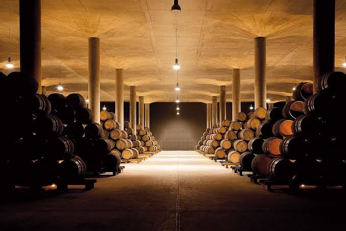 "Un vino de esta envergadura intelectual no se puede emparejar con fuegos artificiales vanguardistas que tapen su finura. Exige platos con fondo, cocinados a fuego lento."