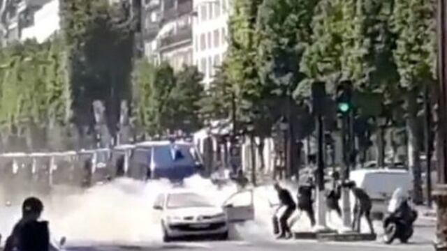Francia: Vehículo embiste furgón policial en Campos Elíseos en intento de atentado