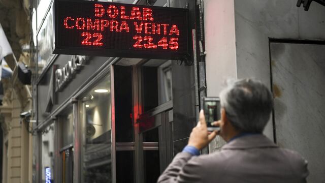 El peso argentino se derrumba 6.16% a 25.50 por dólar