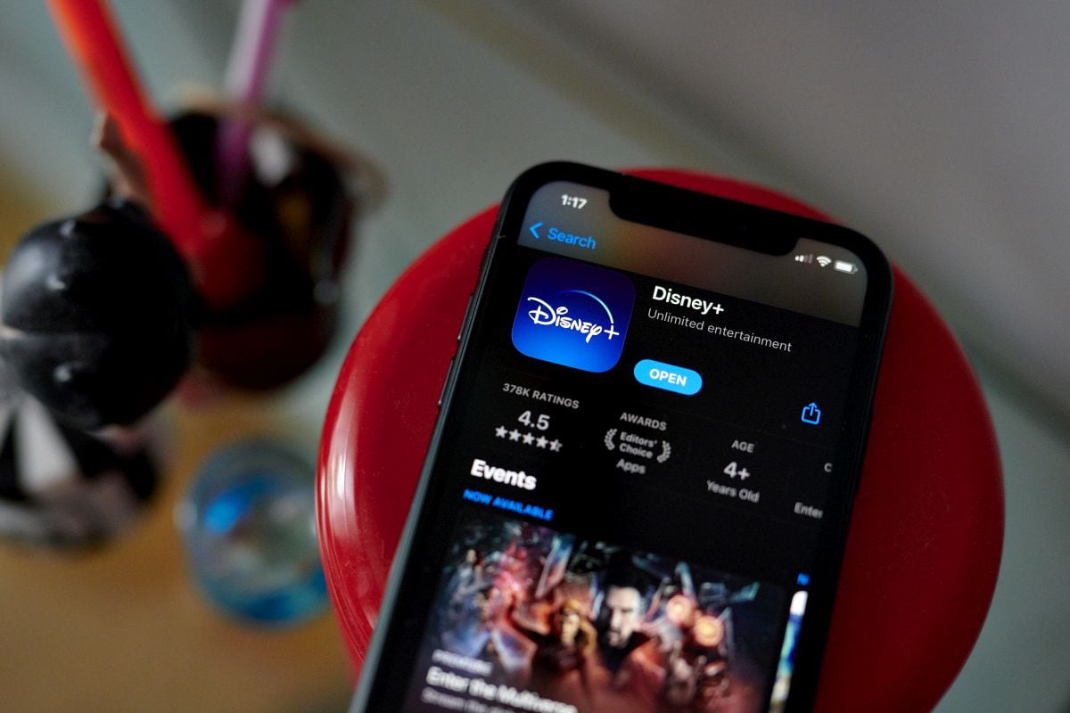 La aplicación Disney+, disponible para descargar en la App Store de Apple en un teléfono inteligente, en el distrito de Brooklyn (Nueva York, EE.UU.), el lunes 18 de julio de 2022. ESPN, propiedad de Walt Disney Co., aumentará el precio de su servicio de streaming en un 43% el próximo mes, apostando a que esto ayudará a cubrir los costos crecientes de los derechos de transmisión deportiva sin perder suscriptores que enfrentan una inflación disparada.
