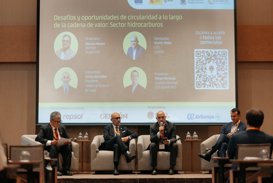Conversaron Marcos Alegre, director del Grupo GEA; Martín Mejía, CEO de Cálidda; Diego Meneses, country manager de OCA Global Perú; y Carlos González, presidente de la Cámara de Turismo de Cusco. (Foto: cortesía de la Cámara de Comercio Española)