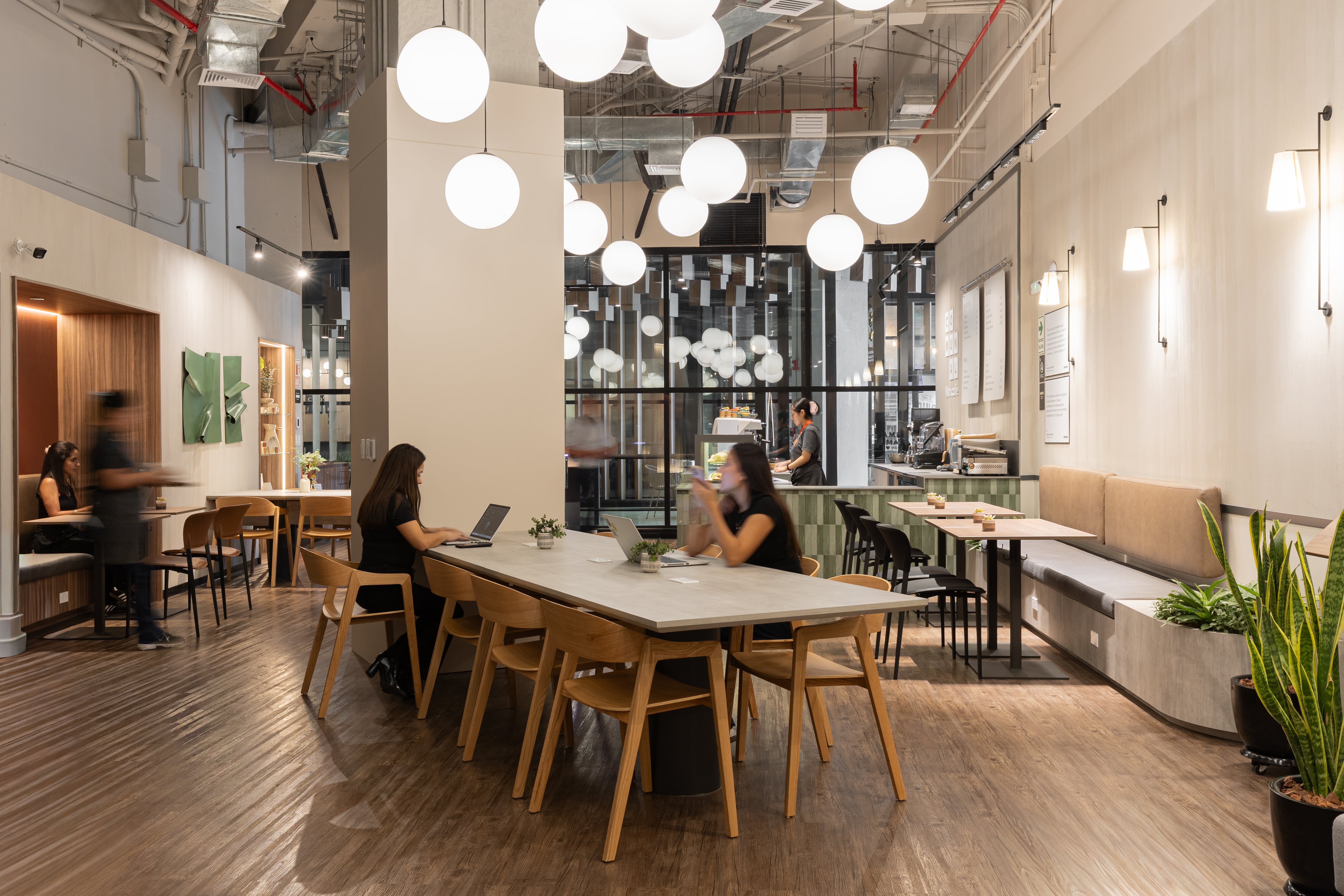 Comunal ya opera 16 sedes en Lima y 19 en México. Además, prepara una nueva apertura en Chacarilla y evalúa replicar el formato workcafé en otras zonas de alta actividad corporativa. Foto: Comunal