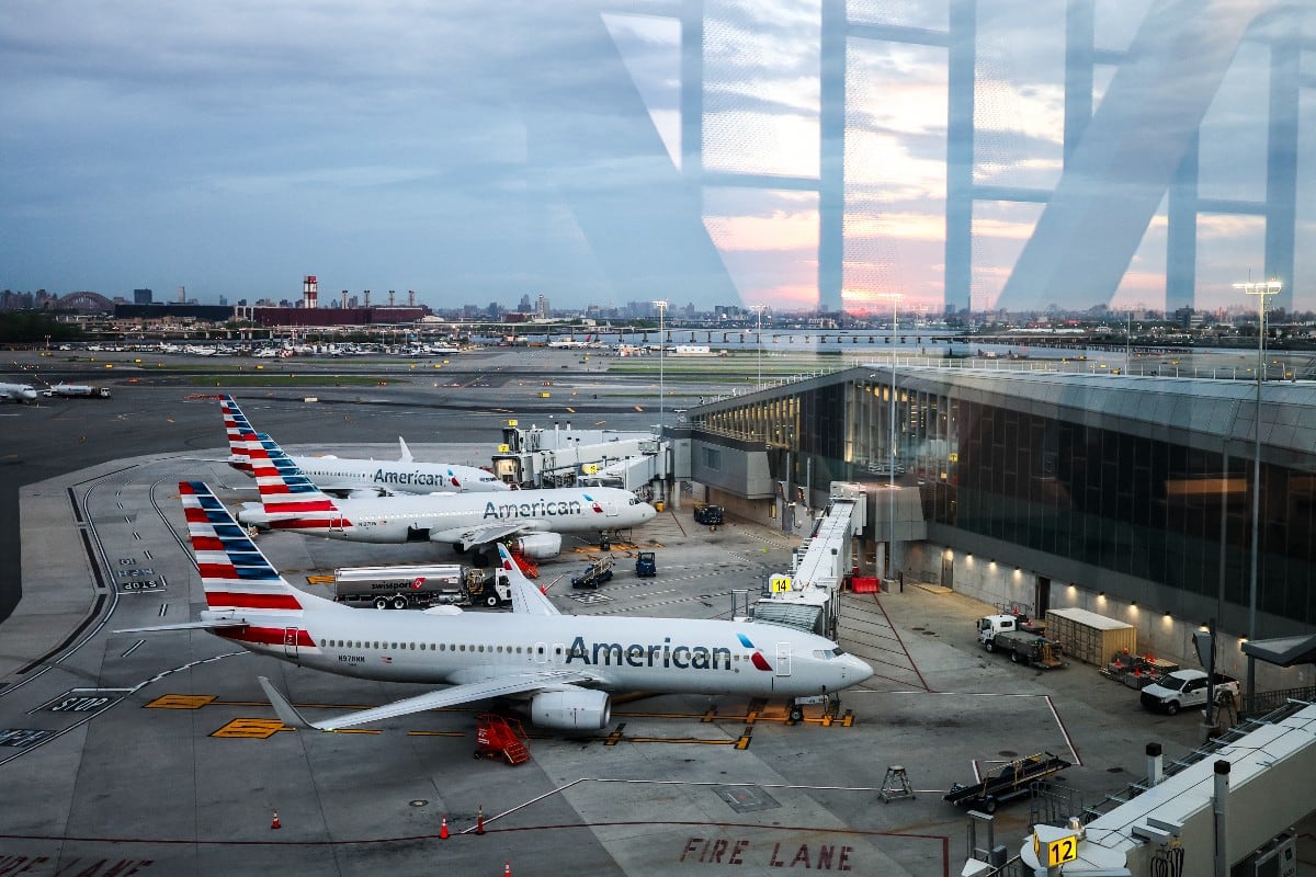 American Airlines enfrenta una multa propuesta de 255.000 dólares por parte de la Federal Aviation Administration. (Foto: CHARLY TRIBALLEAU / AFP)