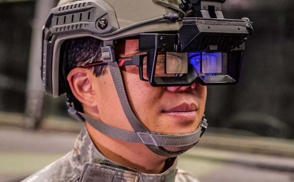 Honeywell Aerospace ha diseñado un casco de realidad mixta que permite conducir vehículos con cristales opacos