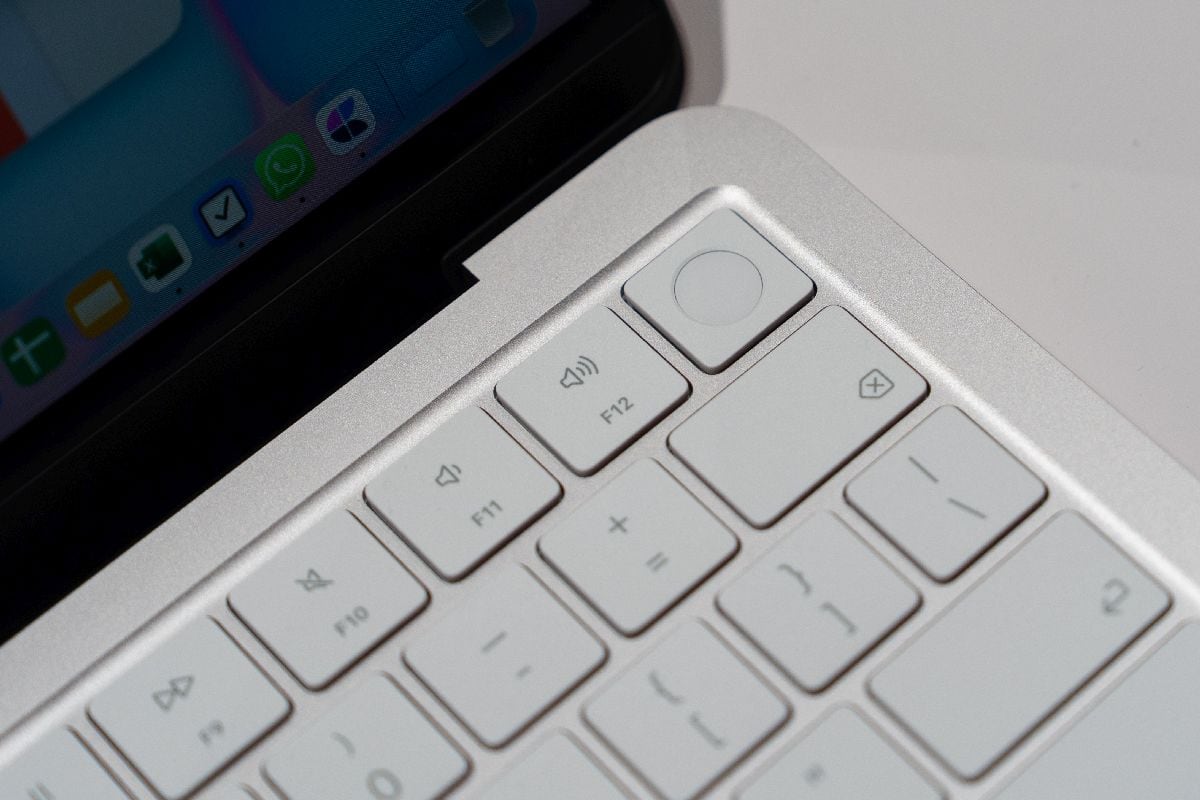 La laptop MacBook Neo tiene Touch ID para iniciar sesión y aprobar pagos.