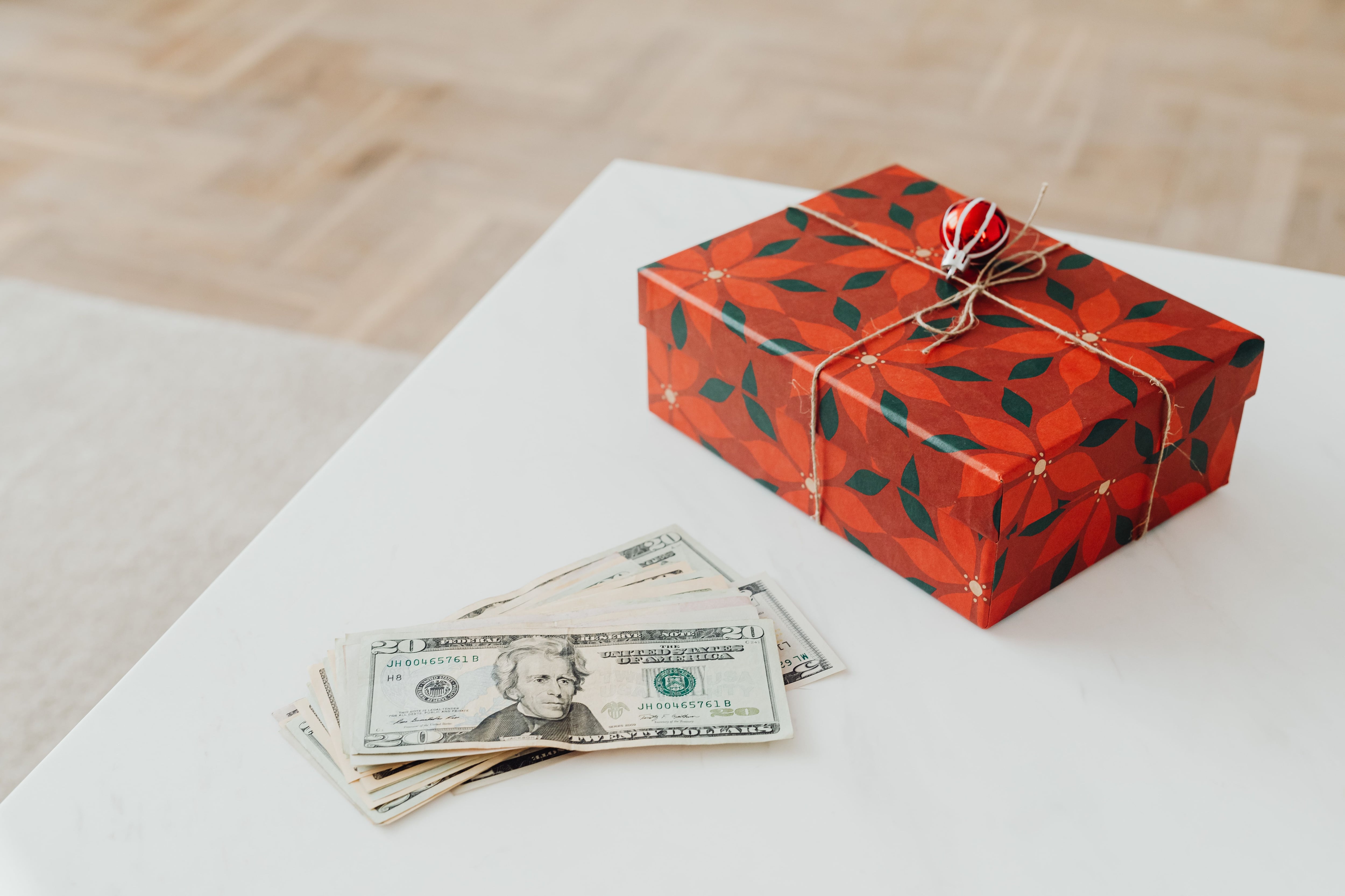 Canastas, bonos y tarjetas compiten por el aguinaldo de Navidad.