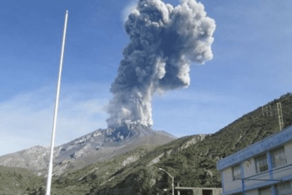 Volcán Ubinas registró explosión esta madrugada y lanza cenizas. (Foto: Andina)